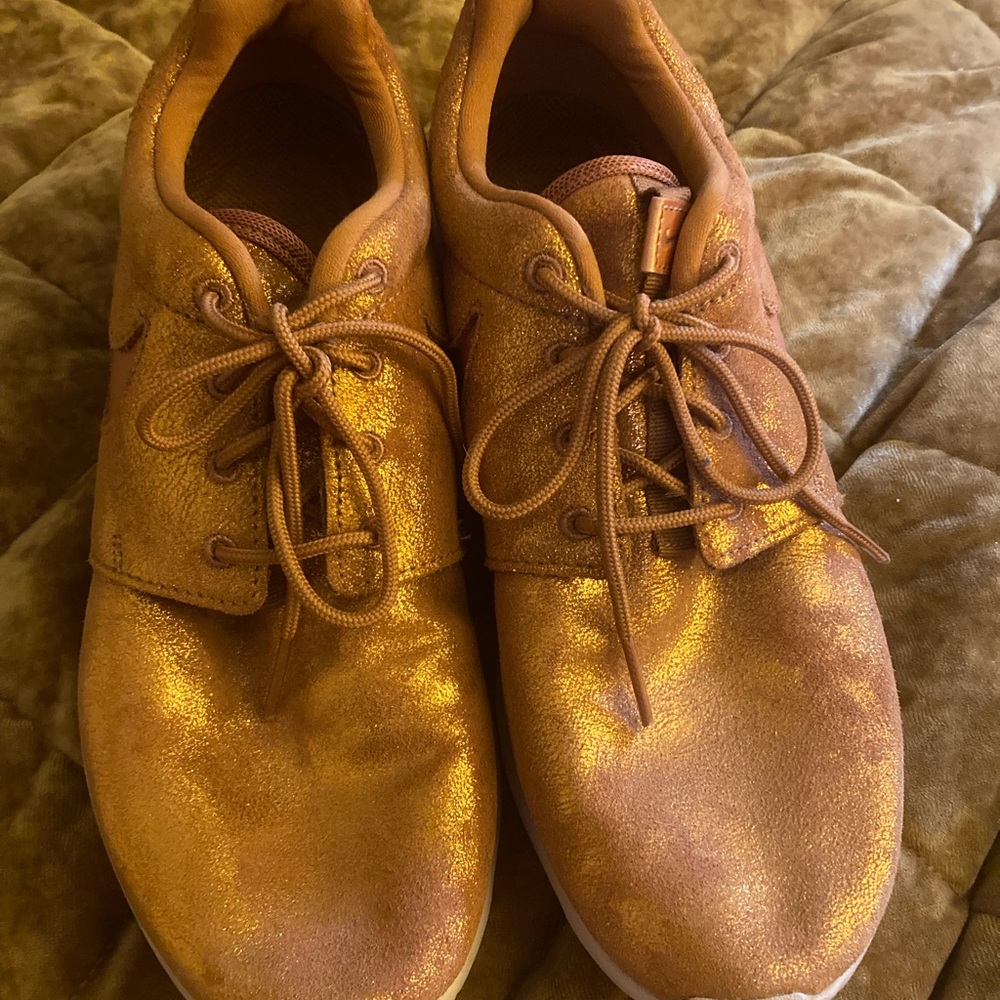 Womens size 8 bronze Nike